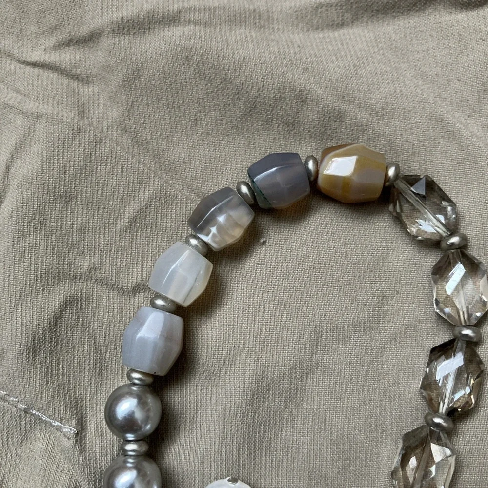 Loft Chunky bracelet faceted clear beads & gray faux pearl stretchy pearl charm - Picture 4 of 4